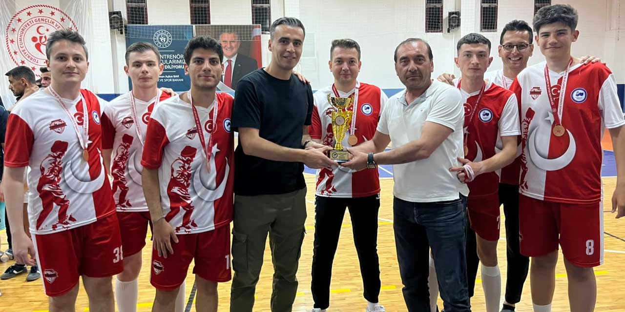 Konya’da Hakemler Sahaya İndi: Futsal Turnuvasında Şampiyon Belli Oldu!
