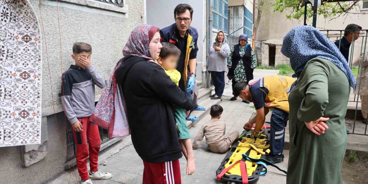 Önce Biri, Sonra Diğeri: Kardeşinin Peşinden Aşağı Düştü