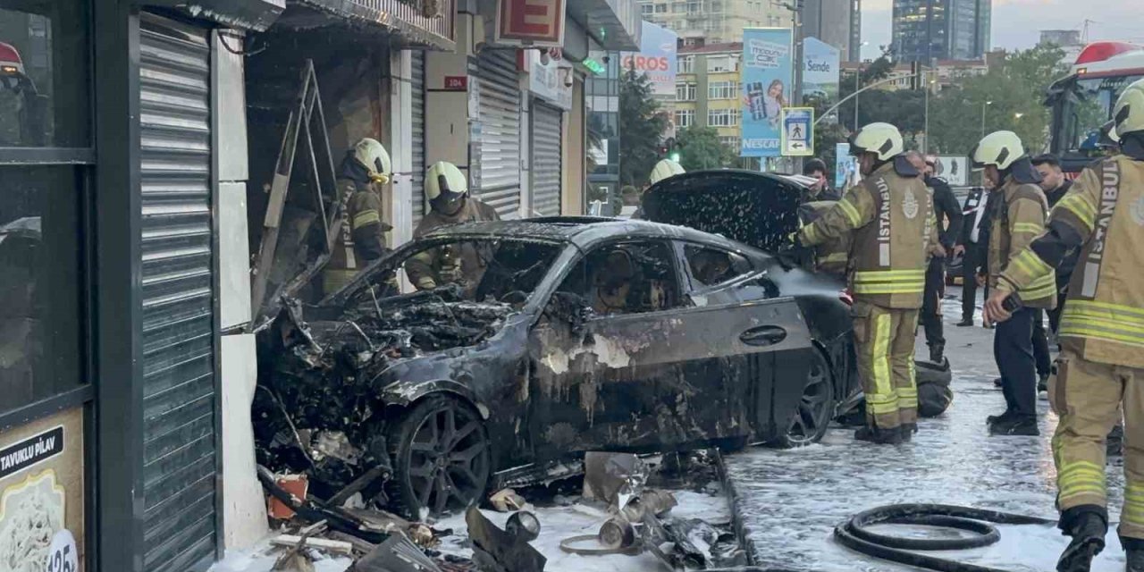 Lüks araçla dükkana girdi