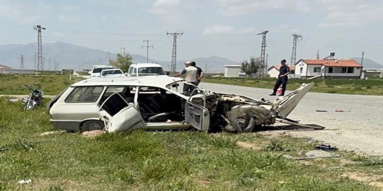 Otomobille hafif ticari araç çarpıştı: İkisi de hurdaya döndü