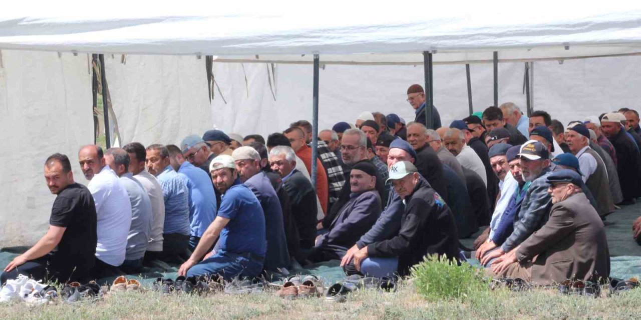 Konya'nın O İlçesinde Sıra Dışı Buluşma: Yüzlerce Kişi Yassıca Mevkii'nde Saf Tuttu