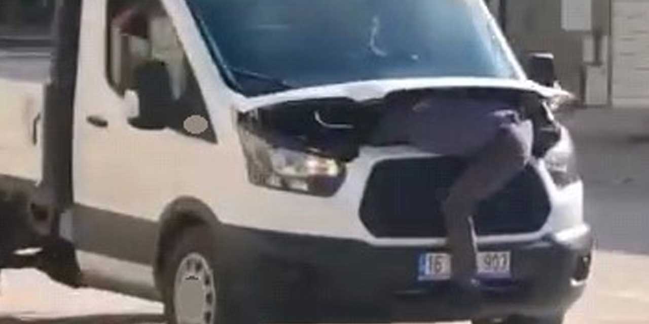 Seyir halindeki kamyonetin motorunu açıp arızayı tespit etmeye çalıştı