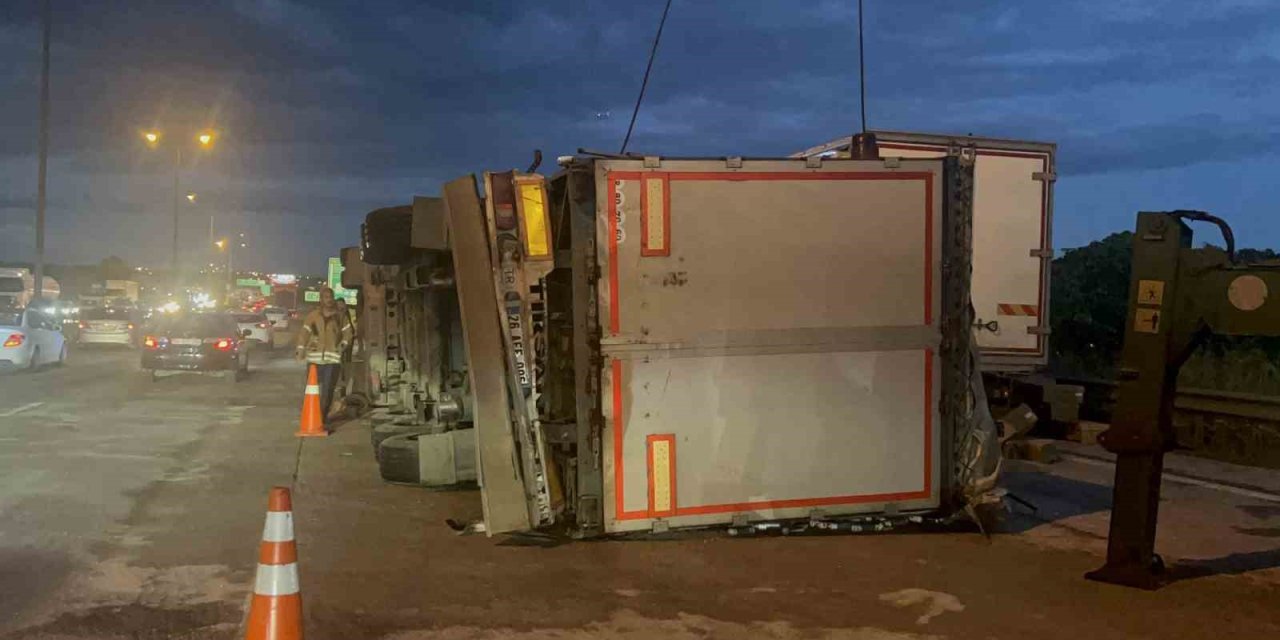 Tır dorsesi devrildi: Kurtarma çalışması sırasında tır da yan yattı