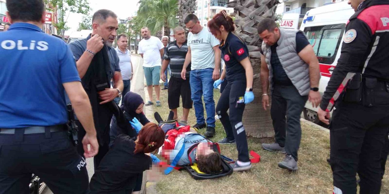 Karşıya geçmeye çalışan gence otomobil çarptı, kız arkadaşı ve annesi sinir krizi geçirdi