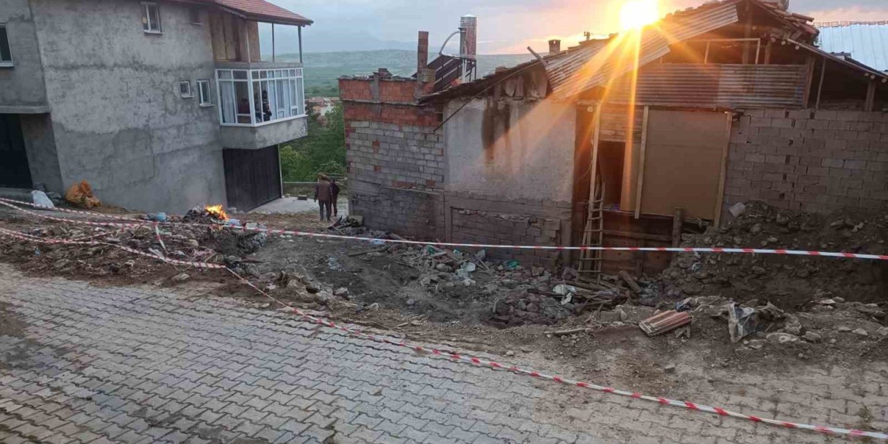 Yıkılan Evin Enkazından Tarih Çıktı!