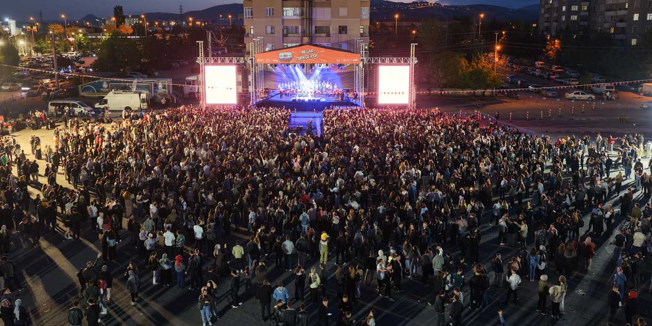 Selçuklu'da Nostalji Rüzgarı: 90'lar Türkçe Pop Konserine Yoğun İlgi!