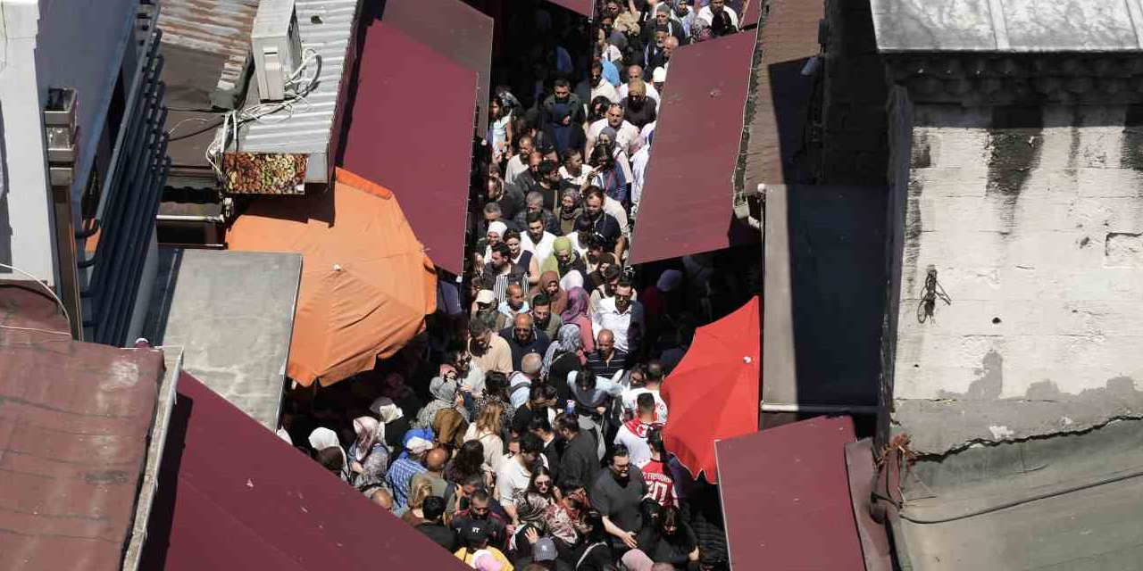 İnsan seli sokağa sığmadı! Sırt sırta 19 Mayıs