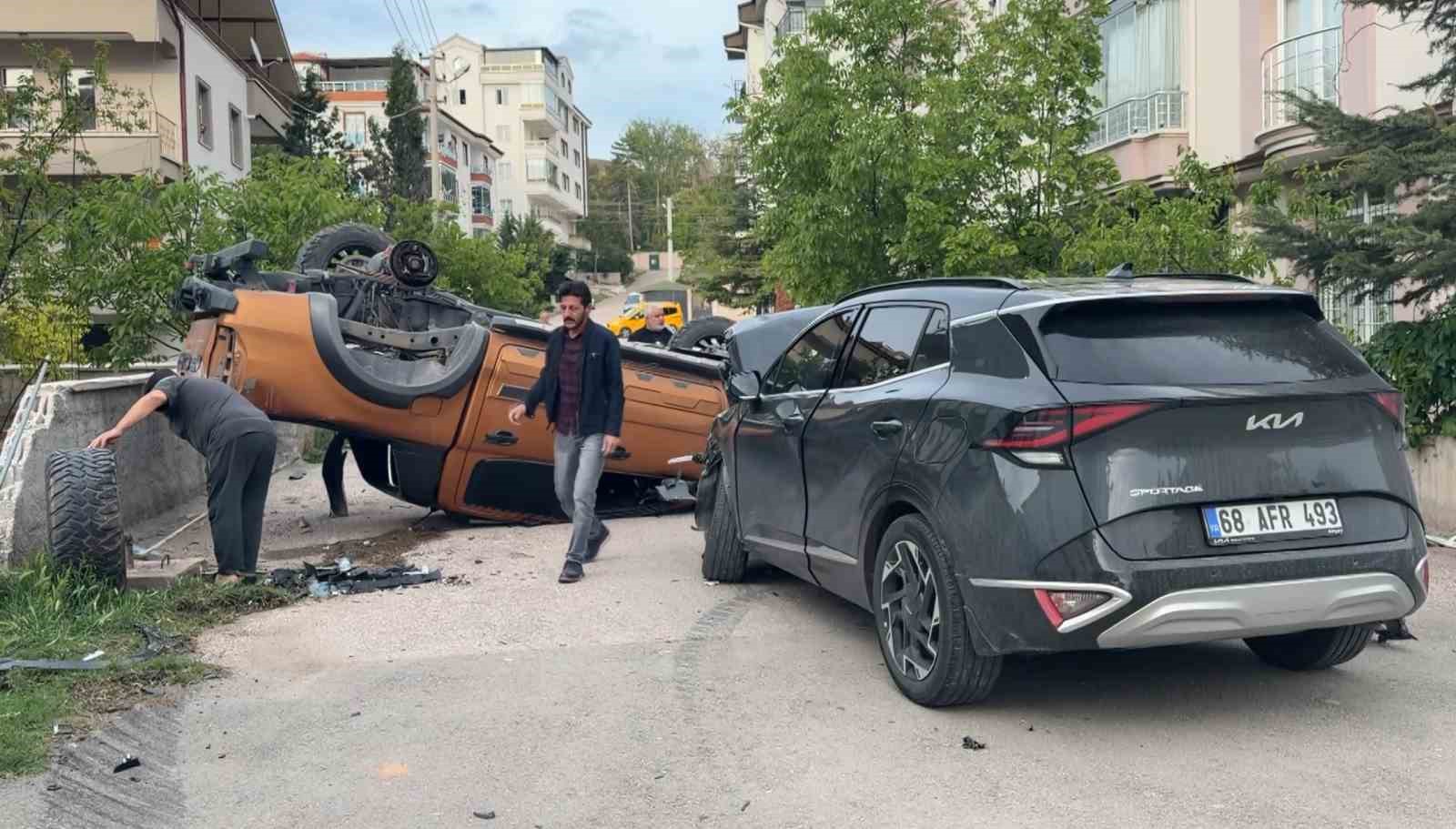 SUV pikapa vurdu duvar yıkıldı olmaz denen oldu