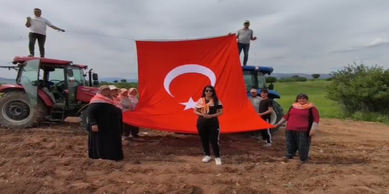 Dev Türk bayrağı açtılar, 19 Mayıs’ı tarlada kutladılar