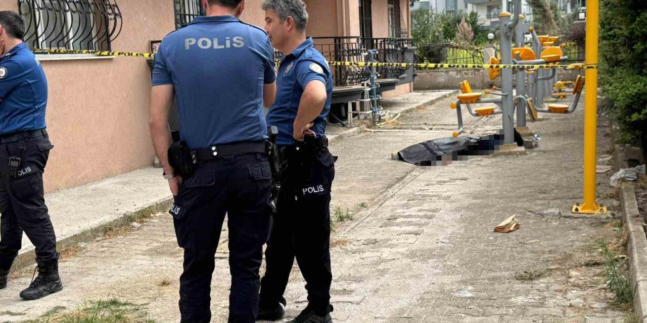 Eşine yardım ederken 4. kattan düşen adam hayatını kaybetti