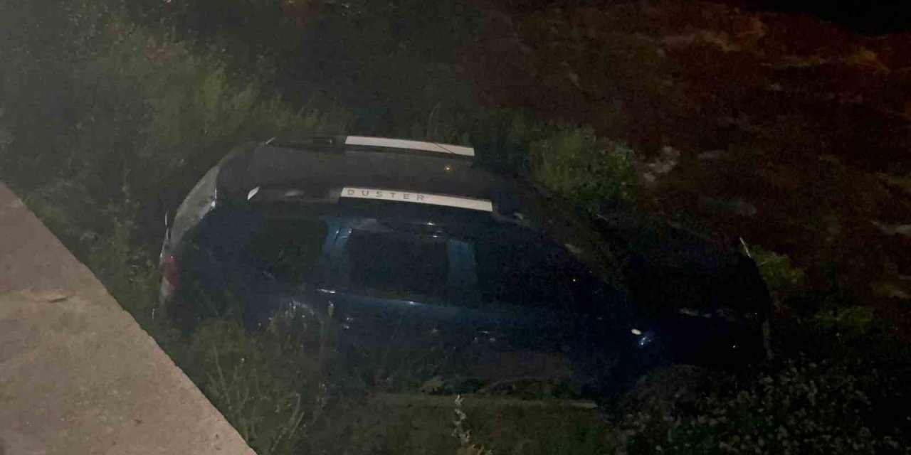 Kontrolden çıkan araç dereye uçtu, kaza sonrası sürücü kaçtı