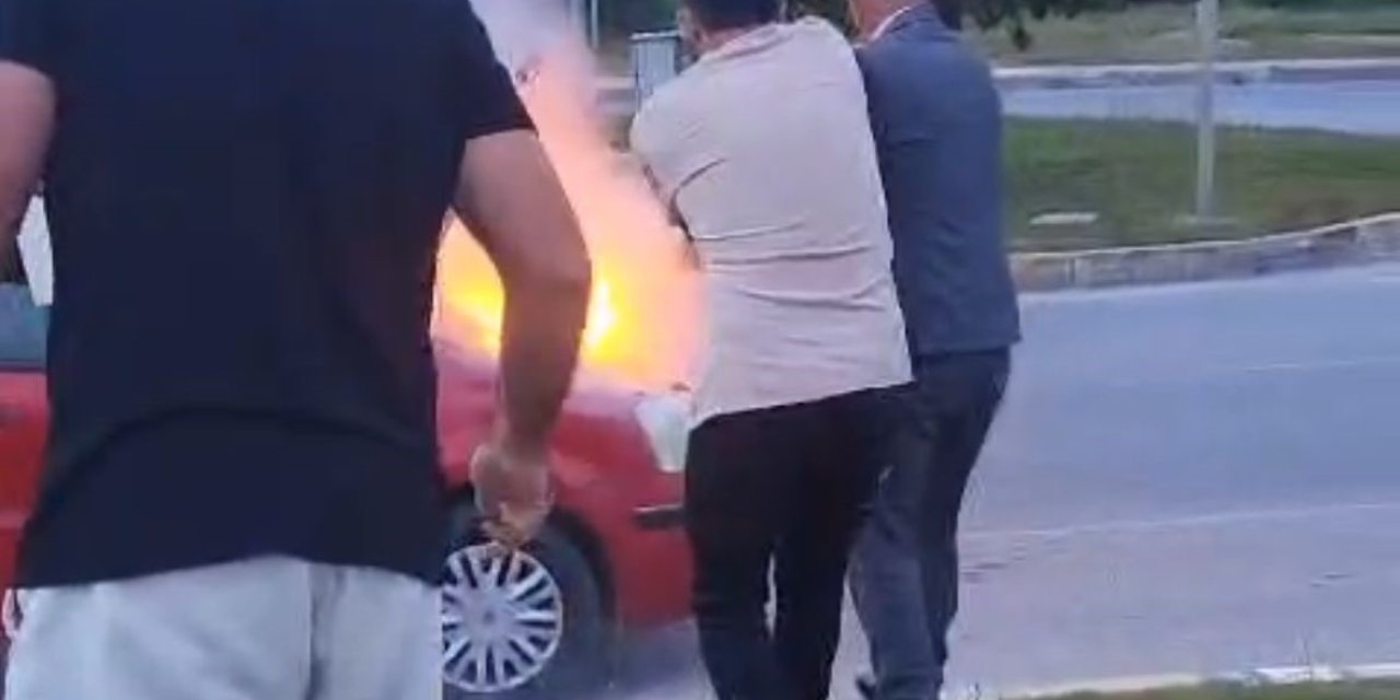 Seyir halindeki otomobil yandı, vatandaşlar yangın tüpleriyle yardıma koştu