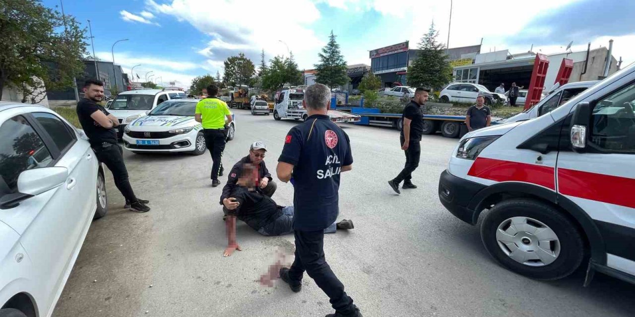 Motosiklet sürücüsünün yaralandığı kaza kameraya yansıdı