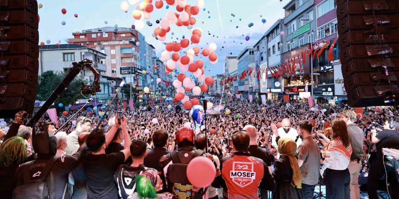 Kanseri yenen Zeyd için gökyüzüne binlerce balon bırakıldı