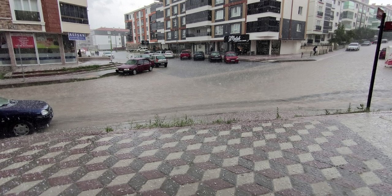 Ankara'da Aniden Bastıran Yağış Hayatı Felç Etti! Sincan Sular Altında