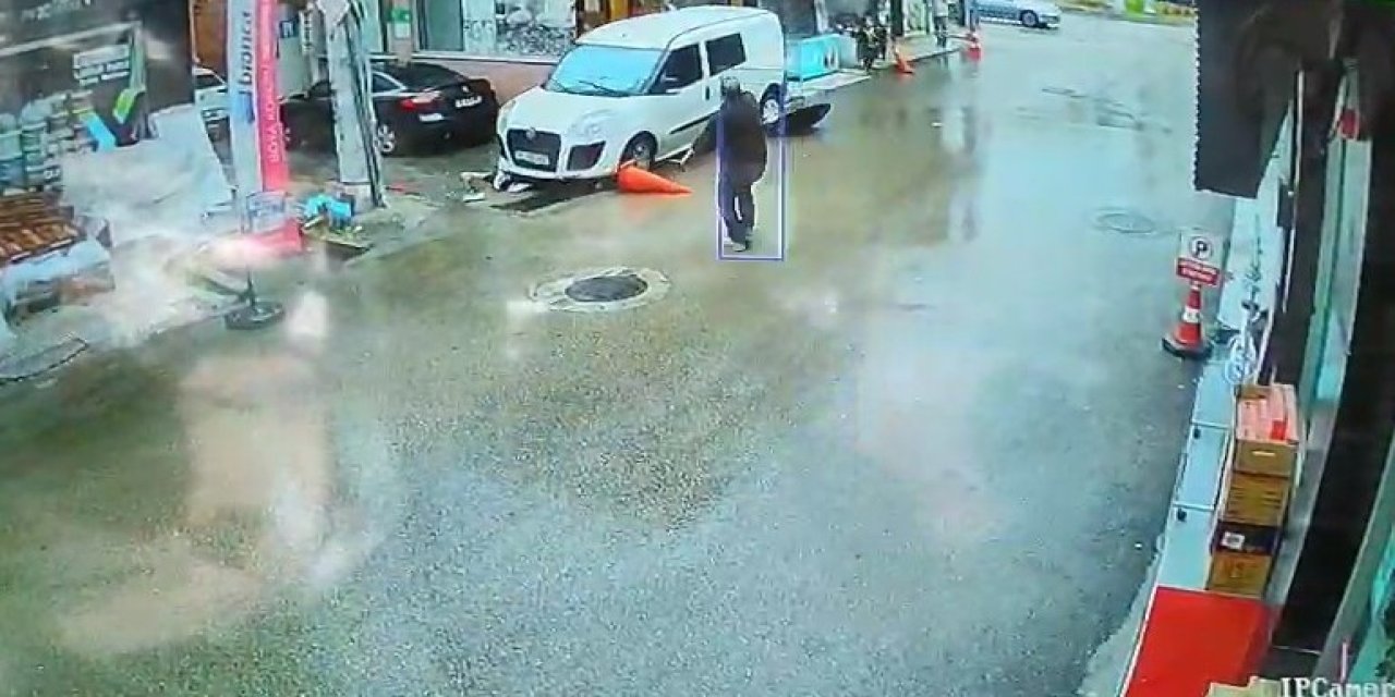 Kamyonet yayaların arasına daldı, o anlar kameraya yansıdı