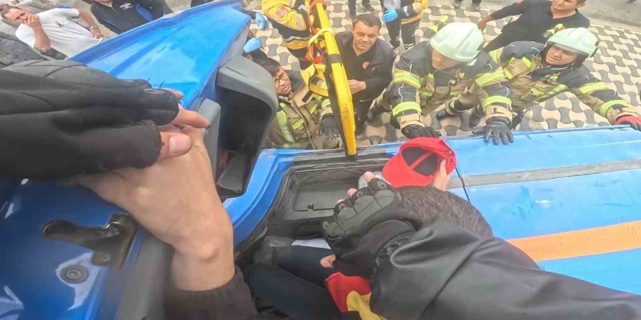 Kargo aracı otomobilin üzerine devrildi, yardıma motokurye koştu