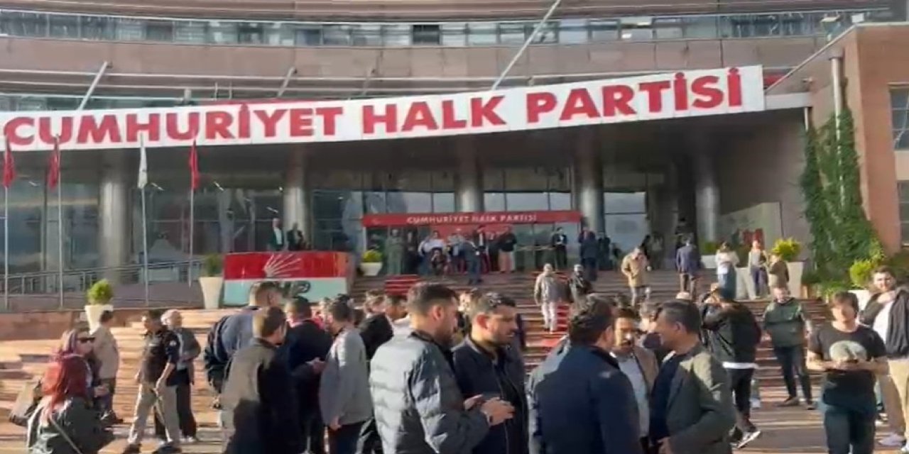 Mahkeme CHP Yönetimini Görevden Aldı: Genel Merkez Önünde Arbede!