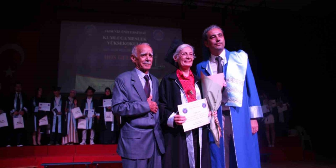 70 yaşında üniversite bitirdi, mezuniyet belgesini profesör oğlu verdi