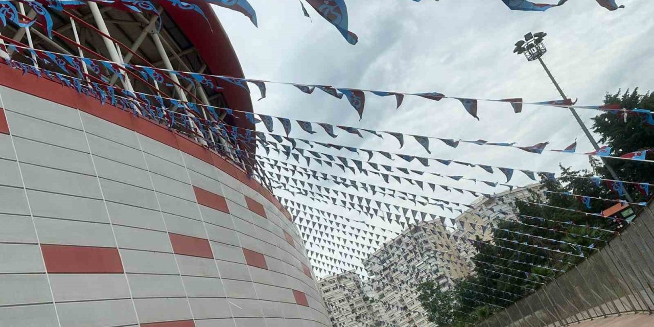 Trabzon Büyükşehir Belediyesi, Antalya Stadyumu’nu bayraklarla donattı