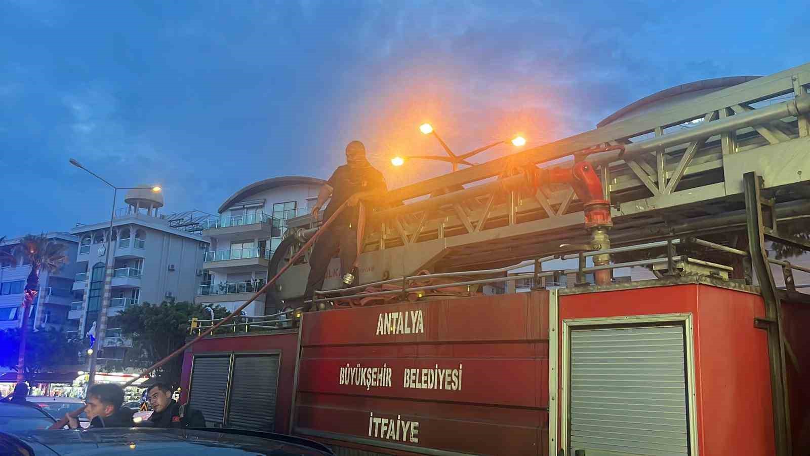 Alanya’da sıcak dakikalar! Yangın otelin mutfağında çıktı