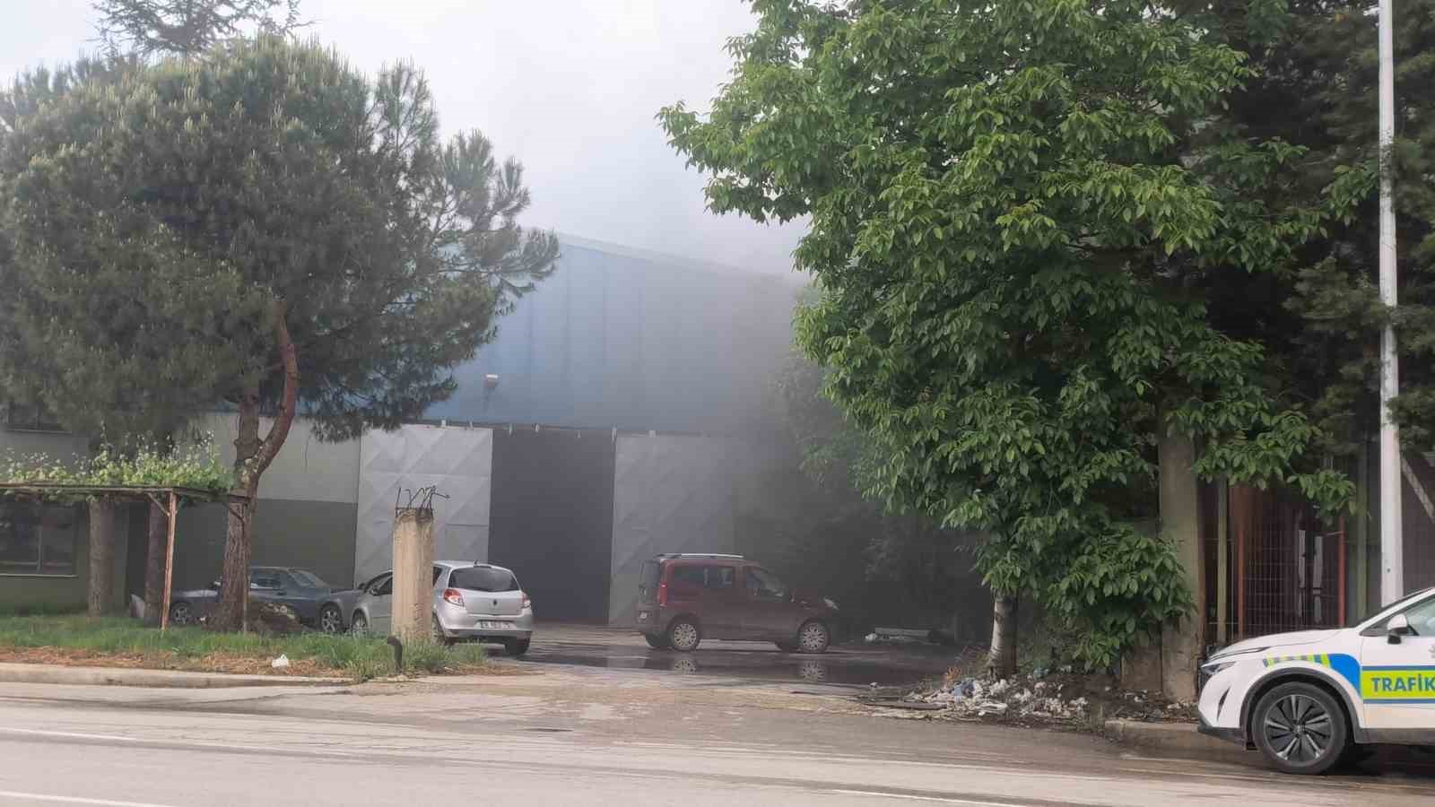 Dev fabrikadan dumanlar yükseldi alevler her yeri sardı