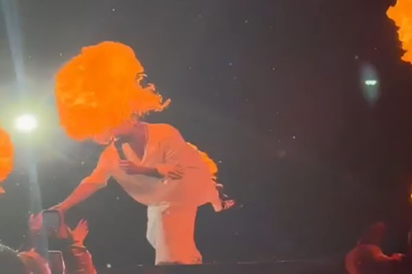 Sahne hatası Tan Aşçı'ya şoku yaşattı! Konserine devam etti