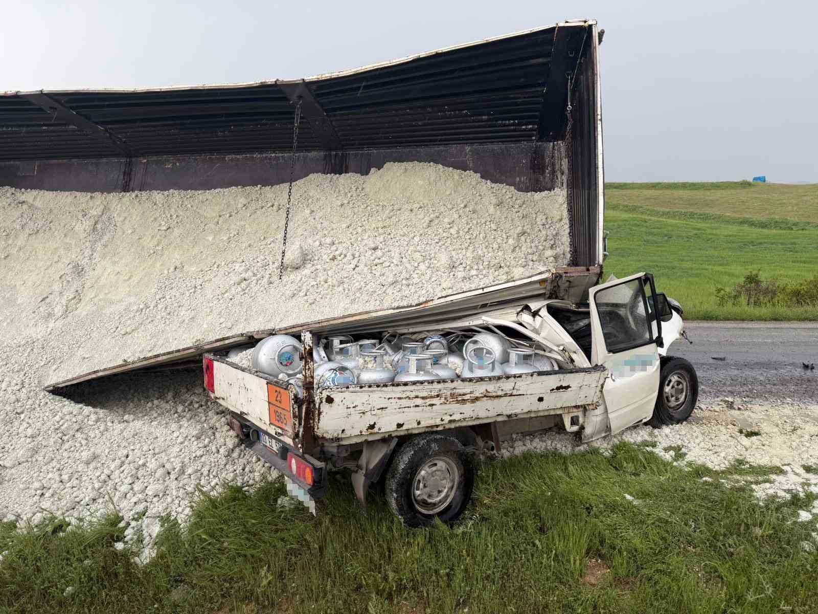 Tır üstüne devrildi bir daha çıkamadı