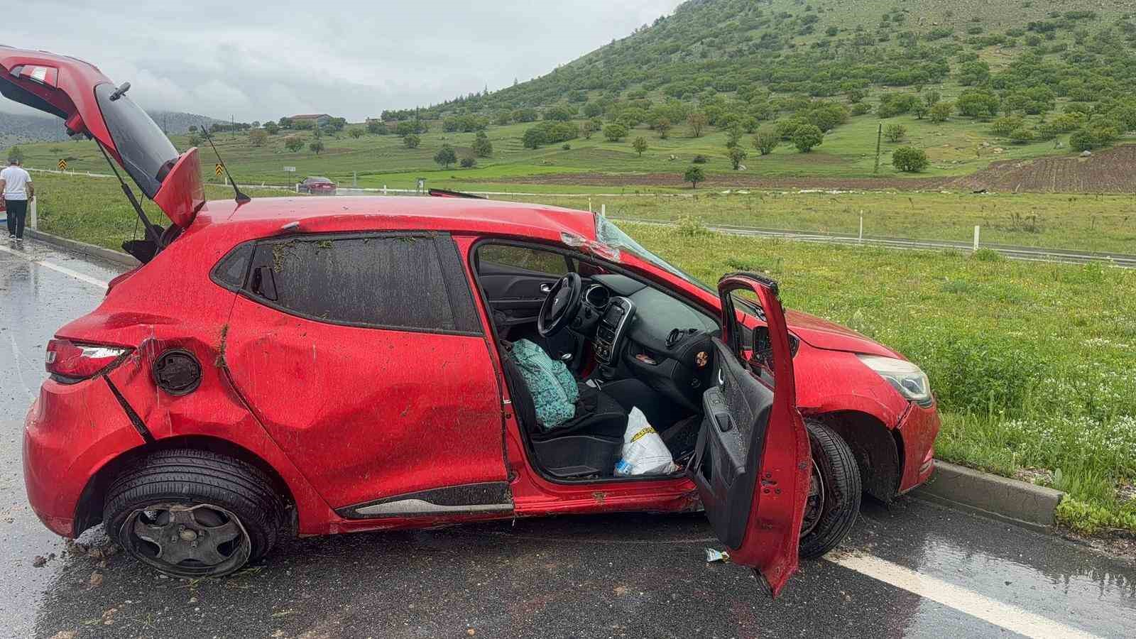 Geçiş yolu tehlikeli: Aracı hurdaya döndü kendi sağ kurtuldu