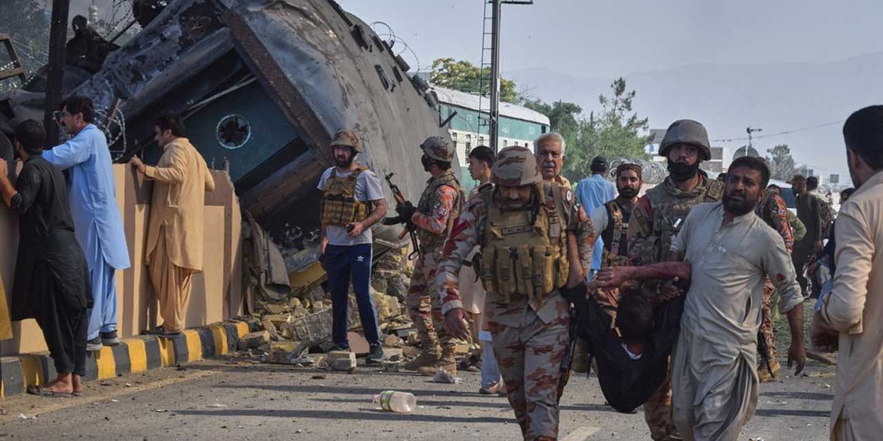 Pakistan’da Trene Bombalı Saldırı: 14 Ölü, 70 Yaralı