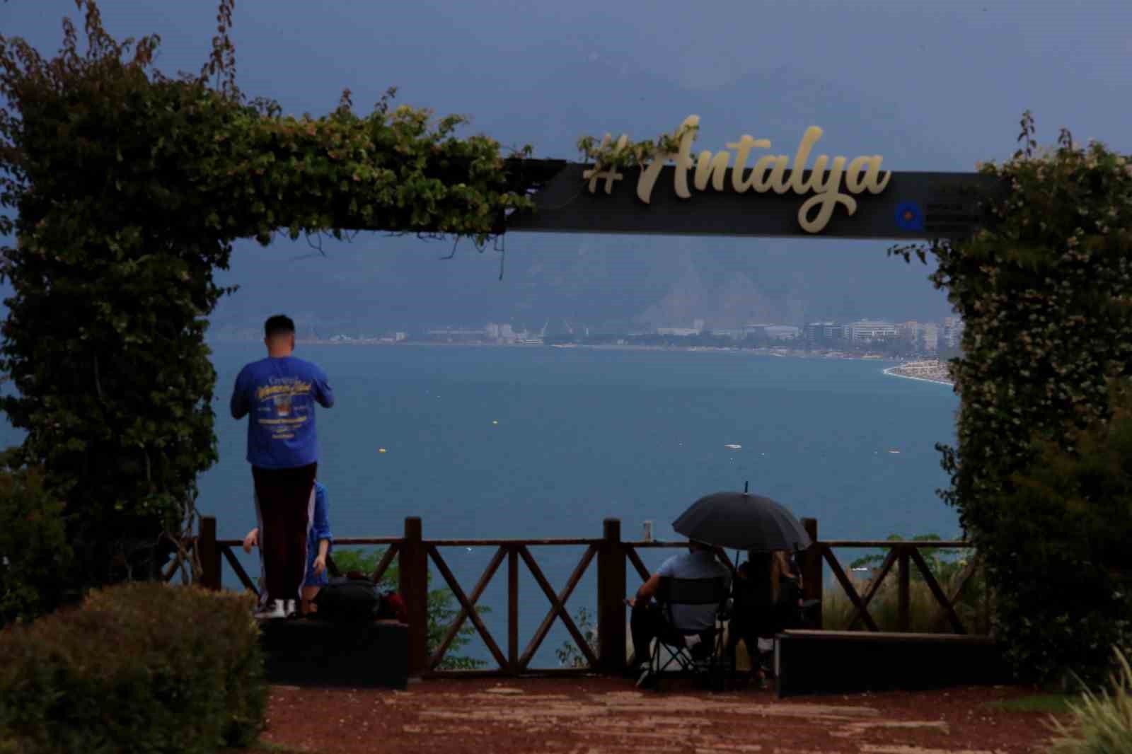Antalya 2 saat arayla iki farklı mevsim yaşadı