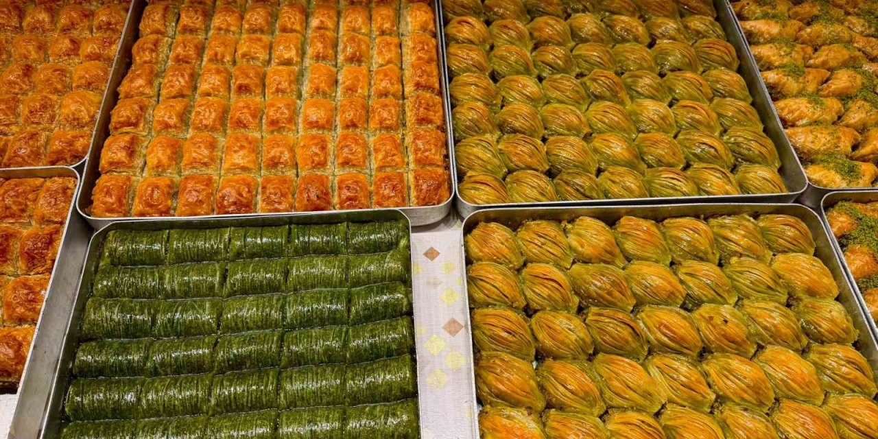 45 Kişilik Ekip Yemedi İçmedi, Bayram İçin 8 Ton Tatlı Üretti