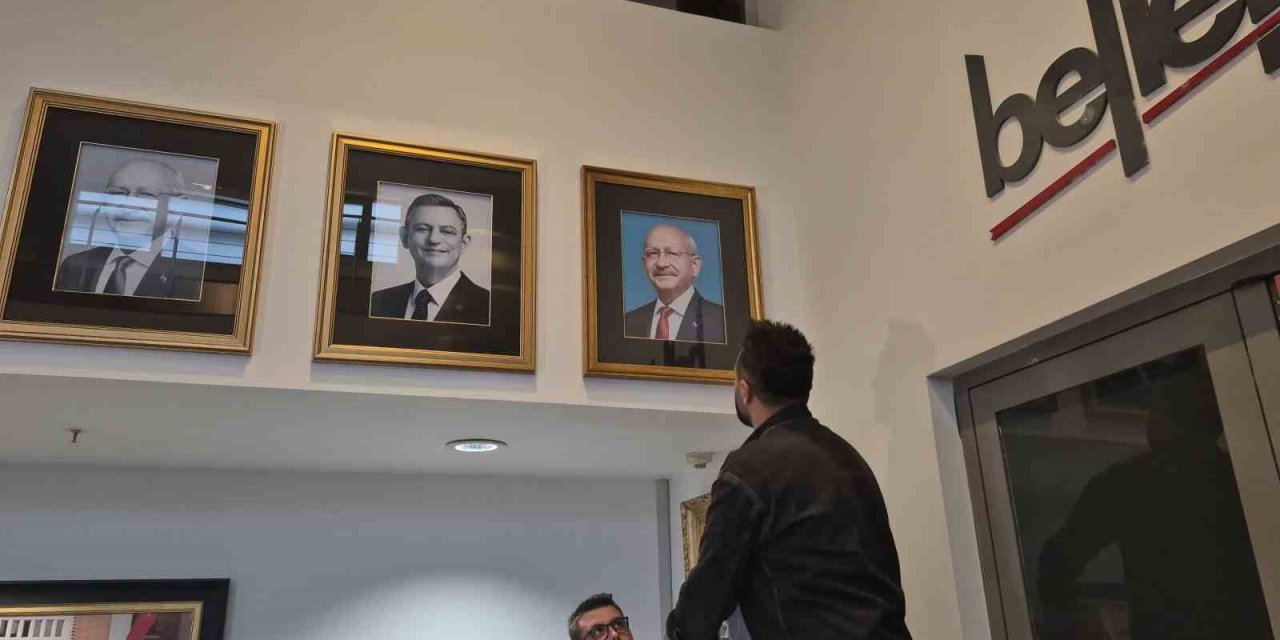 CHP Genel Merkezi'nde Fotoğraf Trafiği: Kılıçdaroğlu Döndü, Özel Siyah Beyaz Oldu