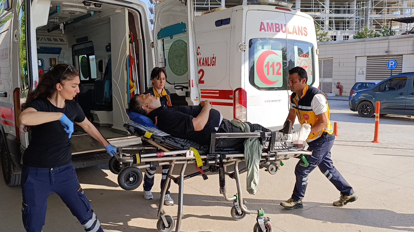 Üzerine iş makinesi devrilen işçi yaralandı