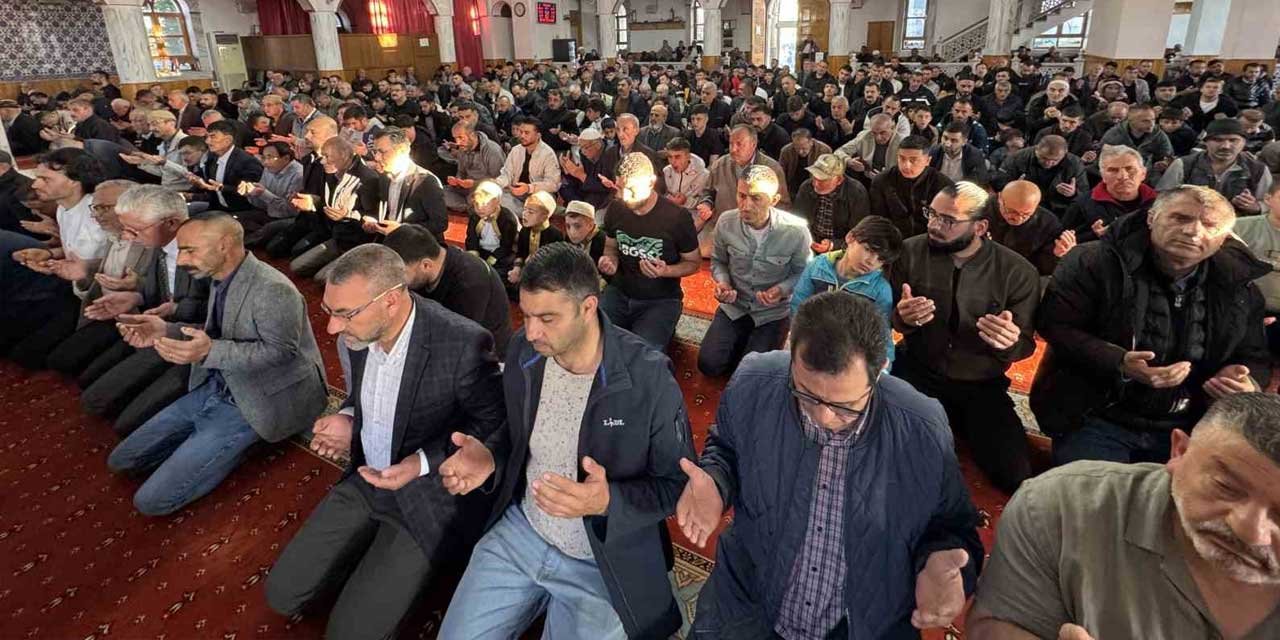 Konya'da Bayram Sabahı: Tarihi Camilerde Saf Tuttular!