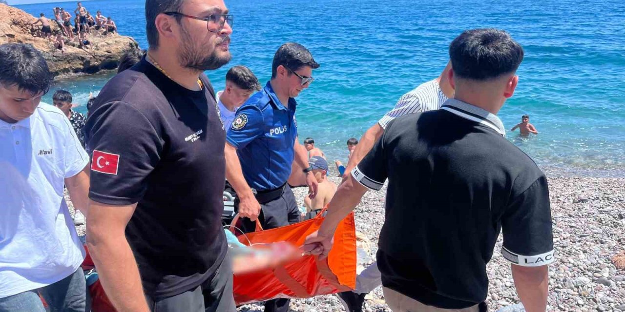 Yüzme bilmeyen arkadaşı için denize atladı