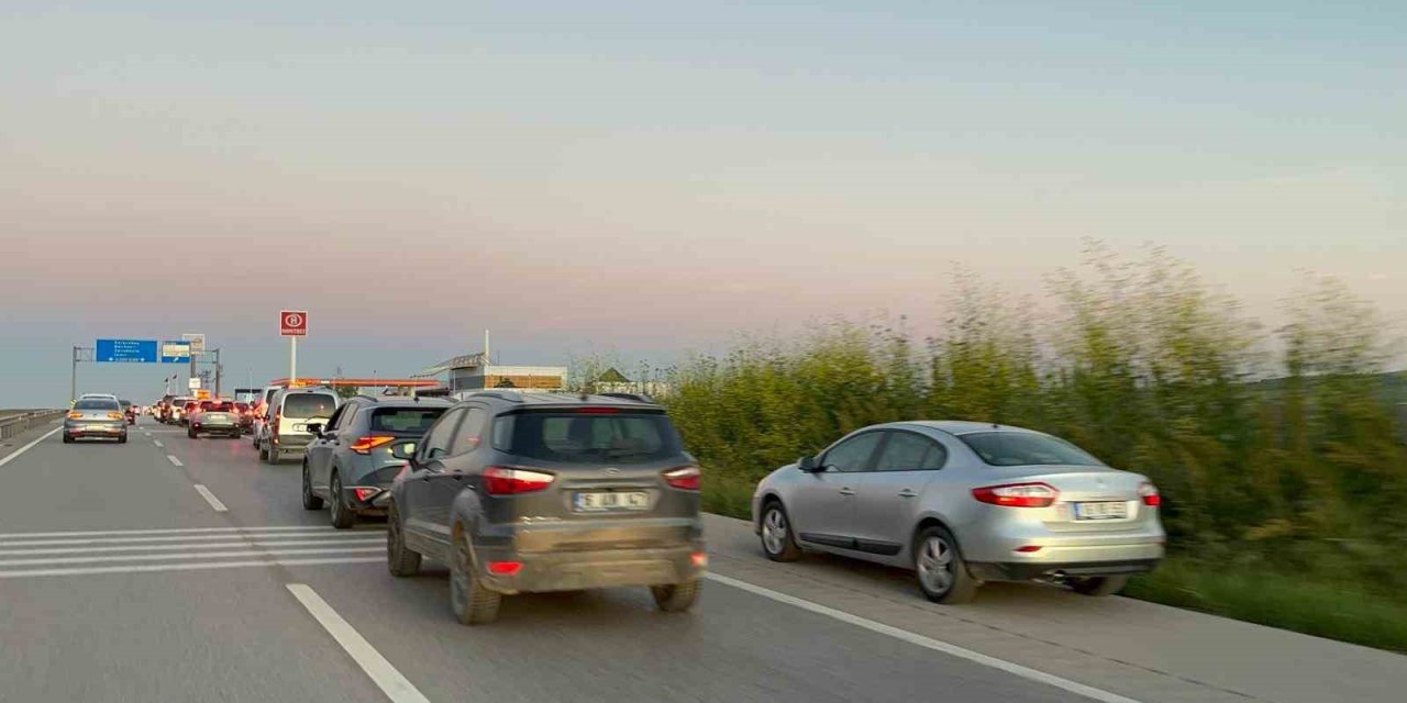 Kurban kesim alanlarında kilometrelerce araç kuyruğu oluştu