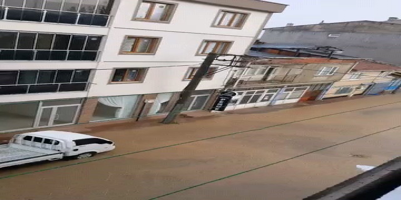 Ceviz Büyüklüğünde Dolu Yolları Kapladı, Evleri Su Bastı
