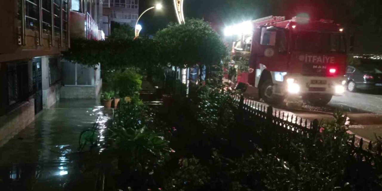 Karamürsel Aniden Teslim Oldu! İtfaiye Pompalarla Su Tahliye Ediyor