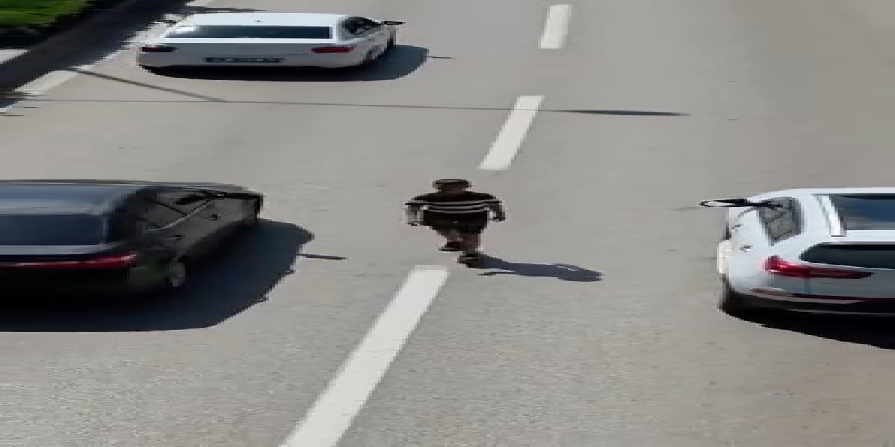 Canını hiçe sayarak akan trafikte böyle yürüdü