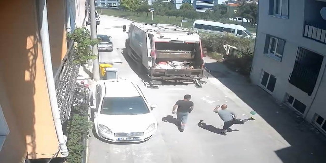 Kamyonu Kale Yaptılar! Temizlik İşçilerinden Futbol Şov