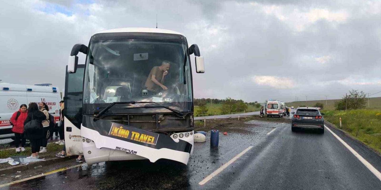 Kontrolden çıkan tur otobüsü refüje çarptı: 16 yaralı
