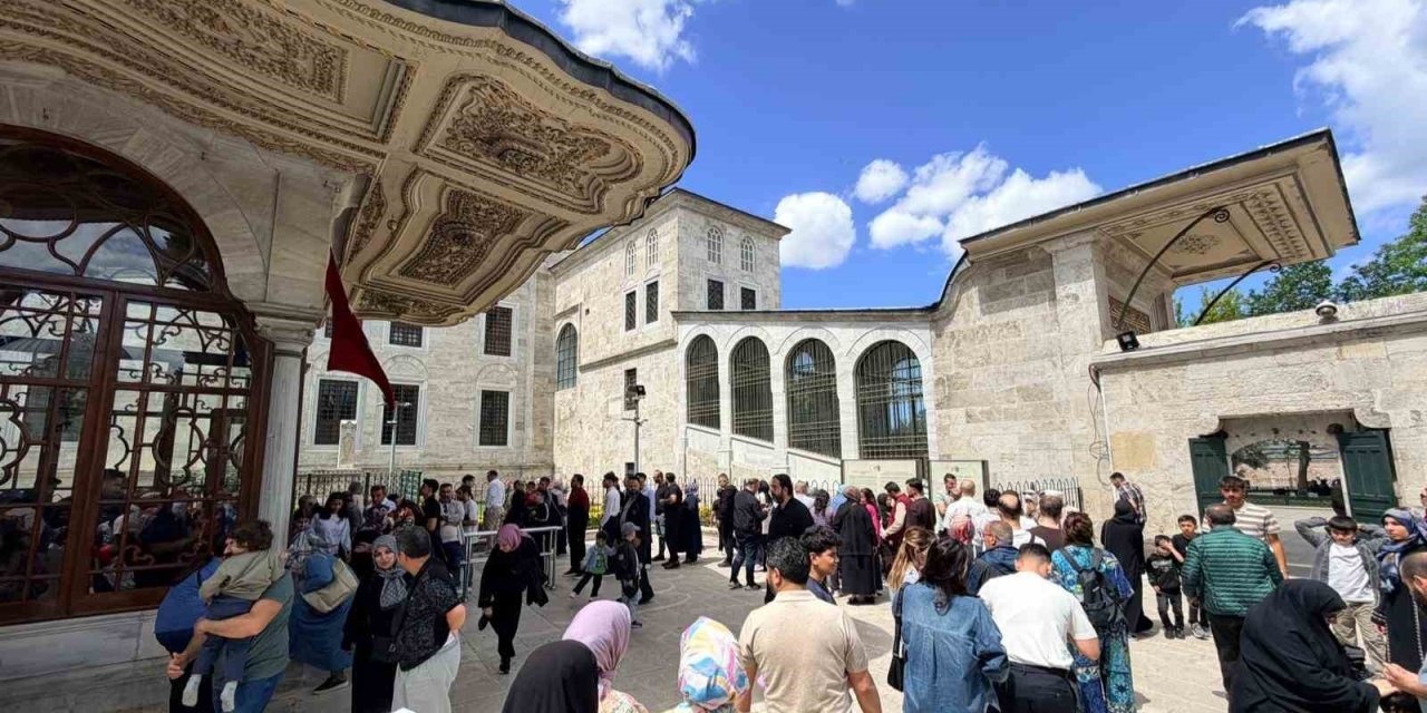 Fâtih Sultan Mehmed Han Türbesi’nde yoğunluk