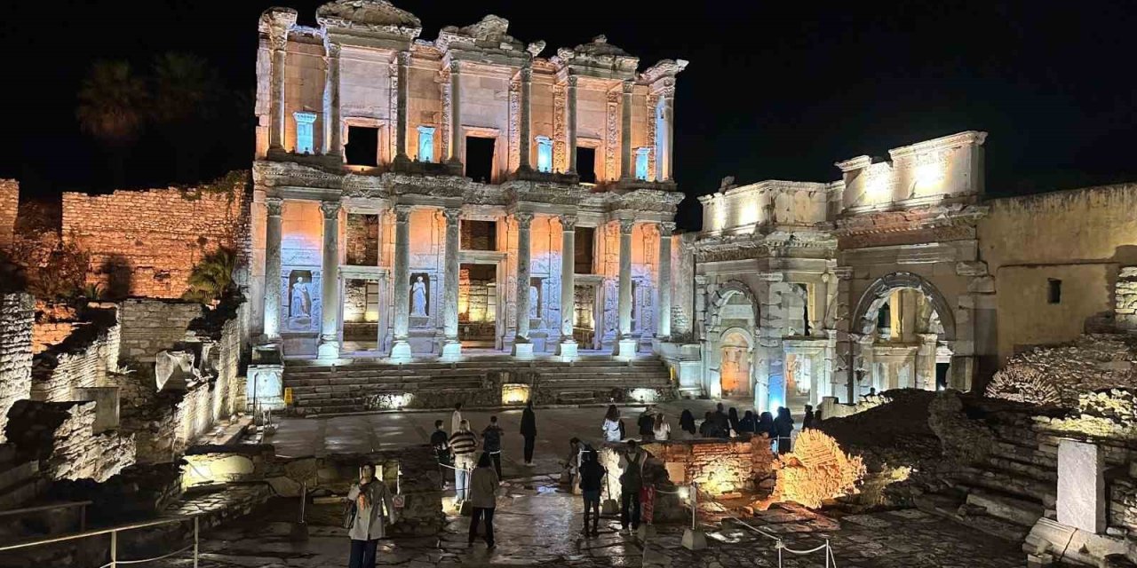 Gençler Müjde! Efes Antik Kenti Gece Ücretsiz Oluyor