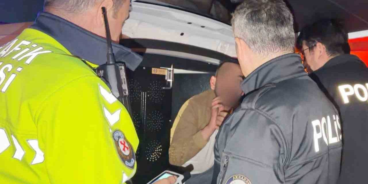 Aksaray'da 2.30 Promil Alkollü Sürücü Park Halindeki Araca Çarptı