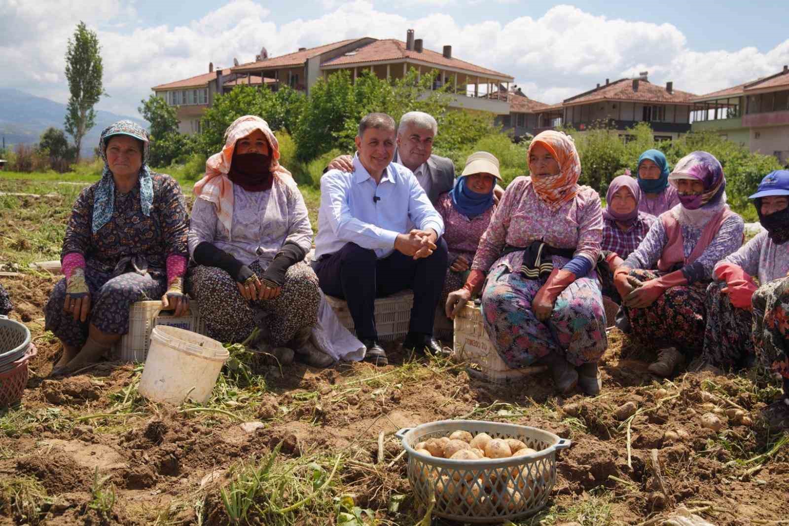 İzmir Tugay'la siyaseti bırakıp Büyükşehir olduğunu hatırladı