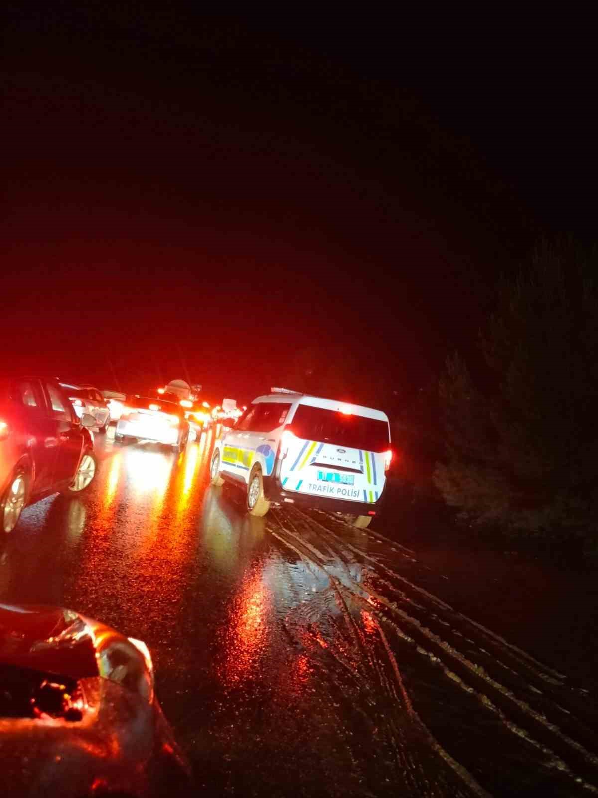 Dere taştı yol tek şeride düştü