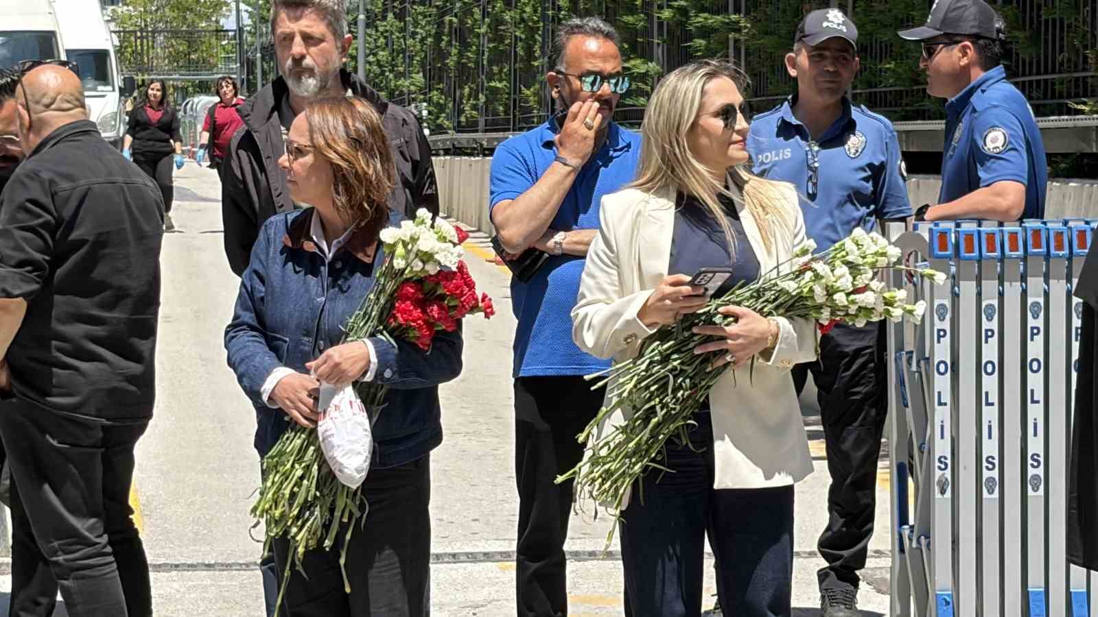 CHP Genel Başkanı Kılıçdaroğlu, Genel Merkez’de çiçeklerle karşılandı