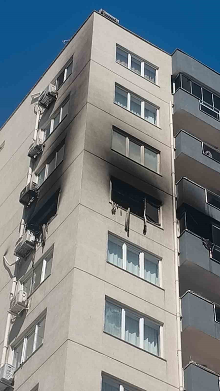Oyun oynarken yakılan mum daireyi küle çevirdi
