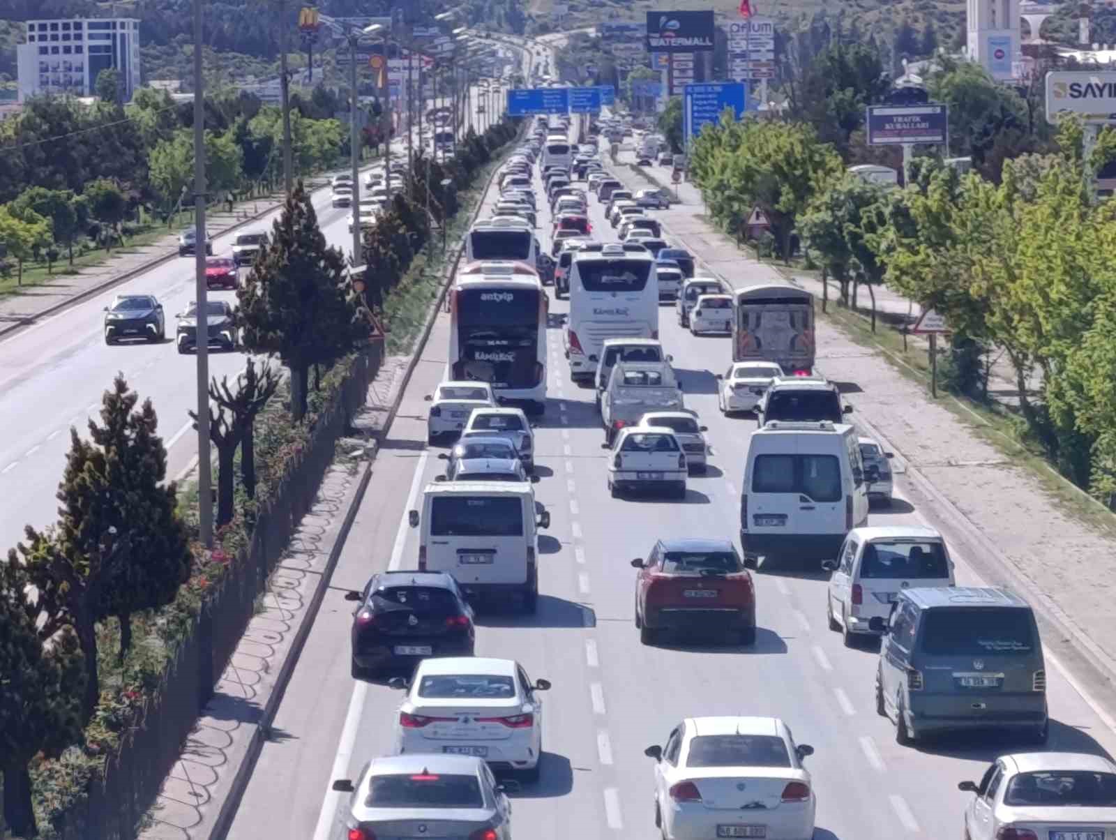 Yoldakilerle şehrin nüfusu katlandı